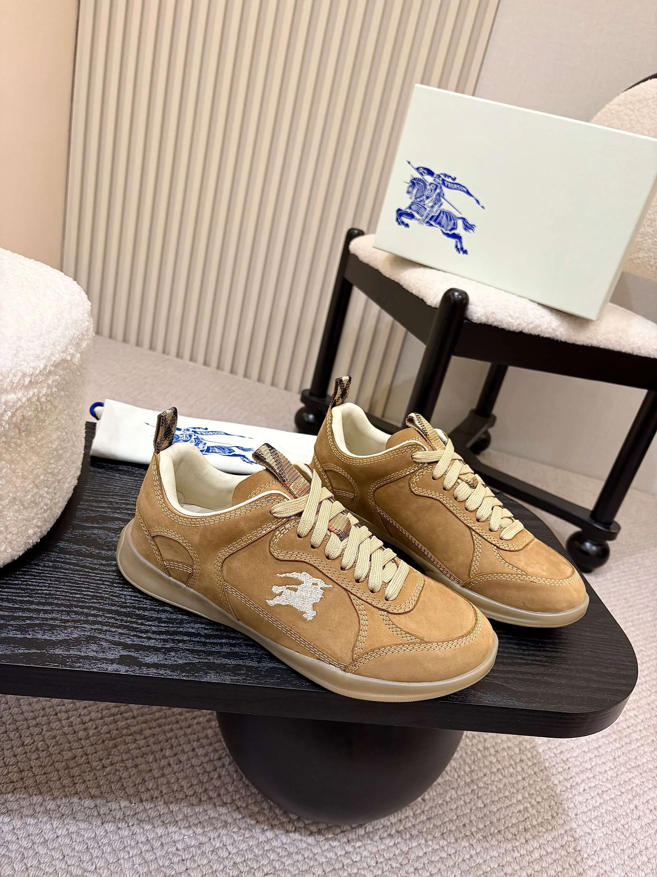 Men's shoes 💰640 Burberry's popular casual sneakers, debuted at the brand's 2025 summer fashion show. Made of refined Italian leather with tonal topstitching details, it's inspired by sporty design. Paired with lightweight soles and Burberry checkered shoe tabs, embellished with embroidery of the brand's Equestrian Knight logo (EKD) ✅Fabric: frosted/grained cowhide ✅Lining: sheepskin ✅Outsole: ultra-light rubber sole ✅Color: black/white/apricot available ✅Size: Men's 39-46 (45, 46 customized)